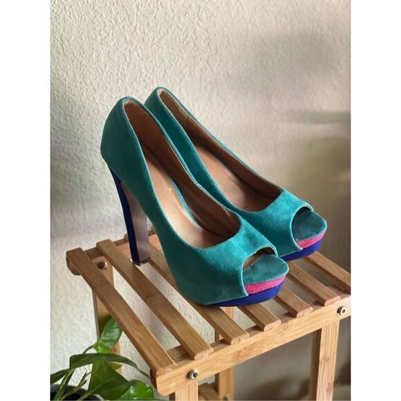 ‎Heart In D Multicolored Pumps - Picture 1 of 5